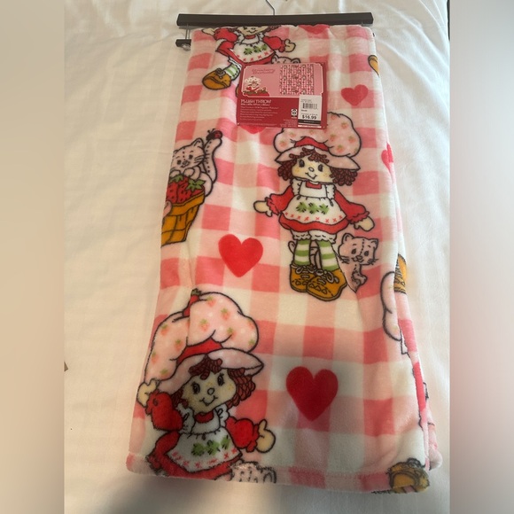 New with tag Strawberry shortcake throw blanket - Picture 1 of 1